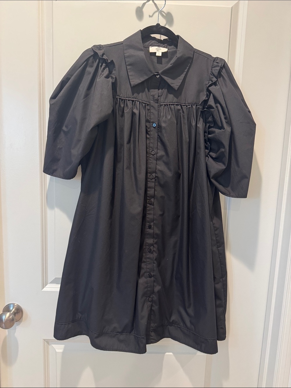 Womenโs Black Puff Sleeve Button-Front Dress